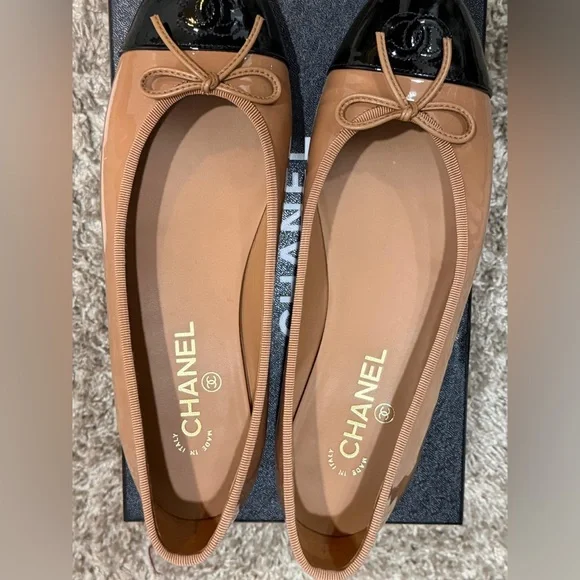 CHANEL Beige and Black Ballet Flats - Picture 4 of 9